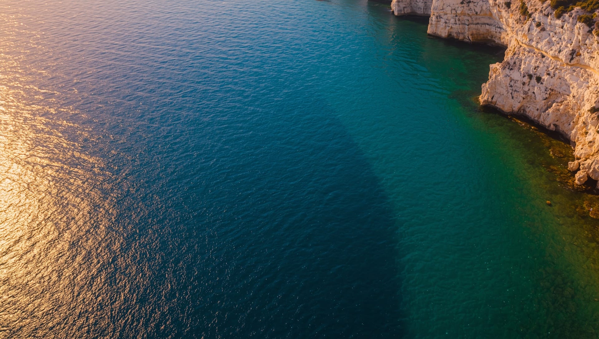 Bateau à moteur sur la Méditerranée au large de Marseille